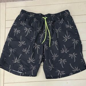Beautiful print & condition Old Navy swim trunks.
Size M #3132